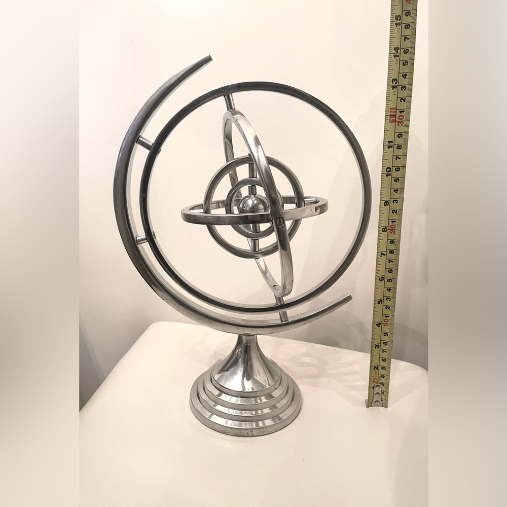 Metal orb spinning decor